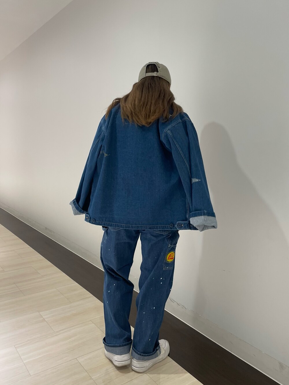 その他のデニムパンツ、その他のその他アウター、ピンク系のTシャツ/カットソーを着用したレディースの夏コーディネートの3枚目の写真