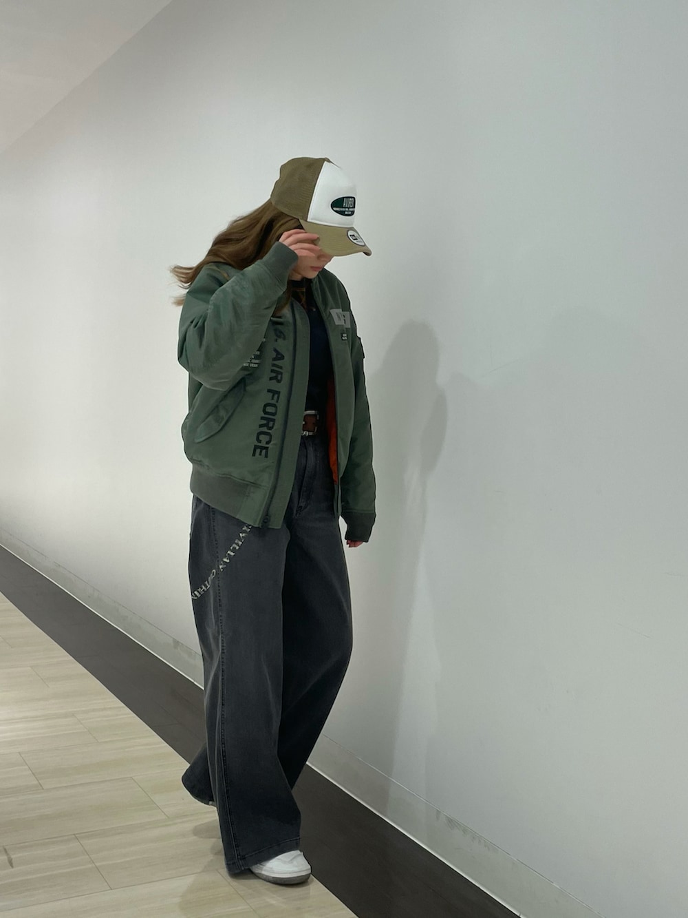 ブルー系のデニムパンツ、グリーン系のMA-1、ブラック系のTシャツ/カットソーを着用したレディースの夏コーディネートの2枚目の写真