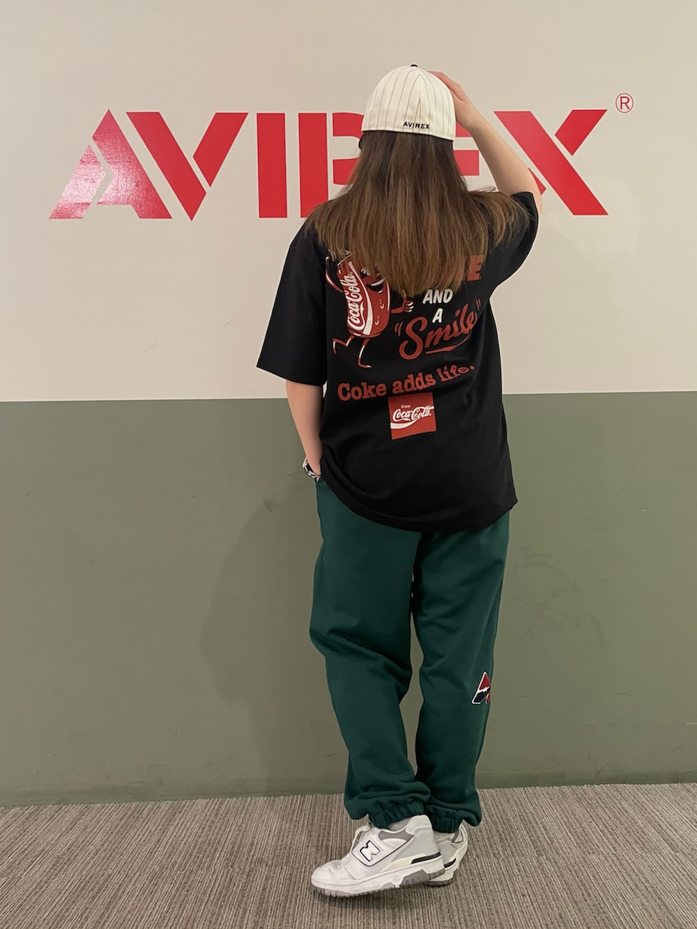 グリーン系のスウェットパンツ、ブラック系のTシャツ/カットソー、その他のキャップを着用したレディースの夏コーディネートの2枚目の写真