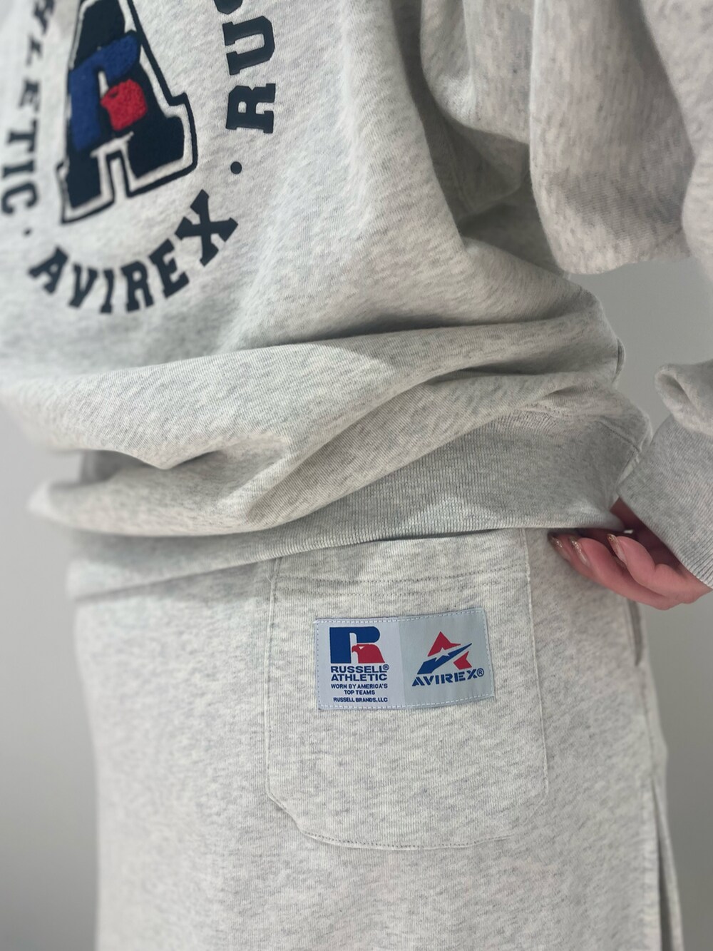 グレー系のパーカー、ホワイト系のトートバッグ、ホワイト系のニットキャップ/ビーニーを着用したレディースの冬コーディネートの4枚目の写真