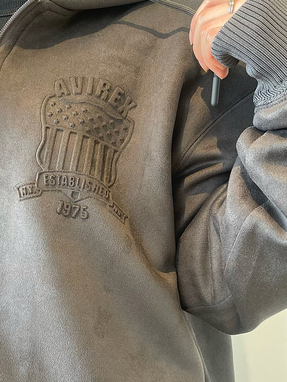 ブラック系のスウェット、グレー系のパーカー、グレー系のその他パンツを着用したレディースの冬コーディネートの2枚目の写真