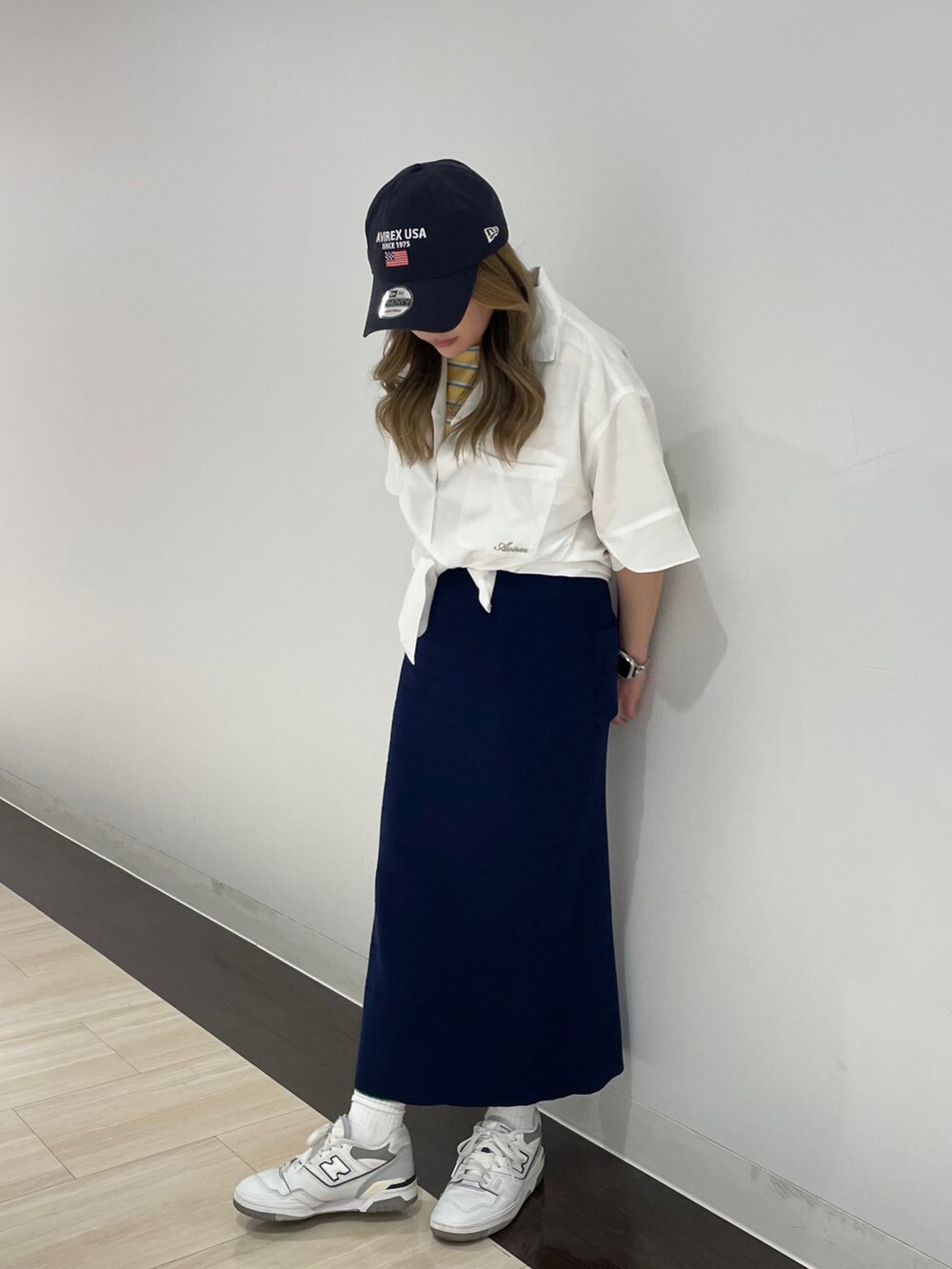 パープル系のスカート、ホワイト系のシャツ/ブラウス、ピンク系のTシャツ/カットソーを着用したレディースの春コーディネートの2枚目の写真