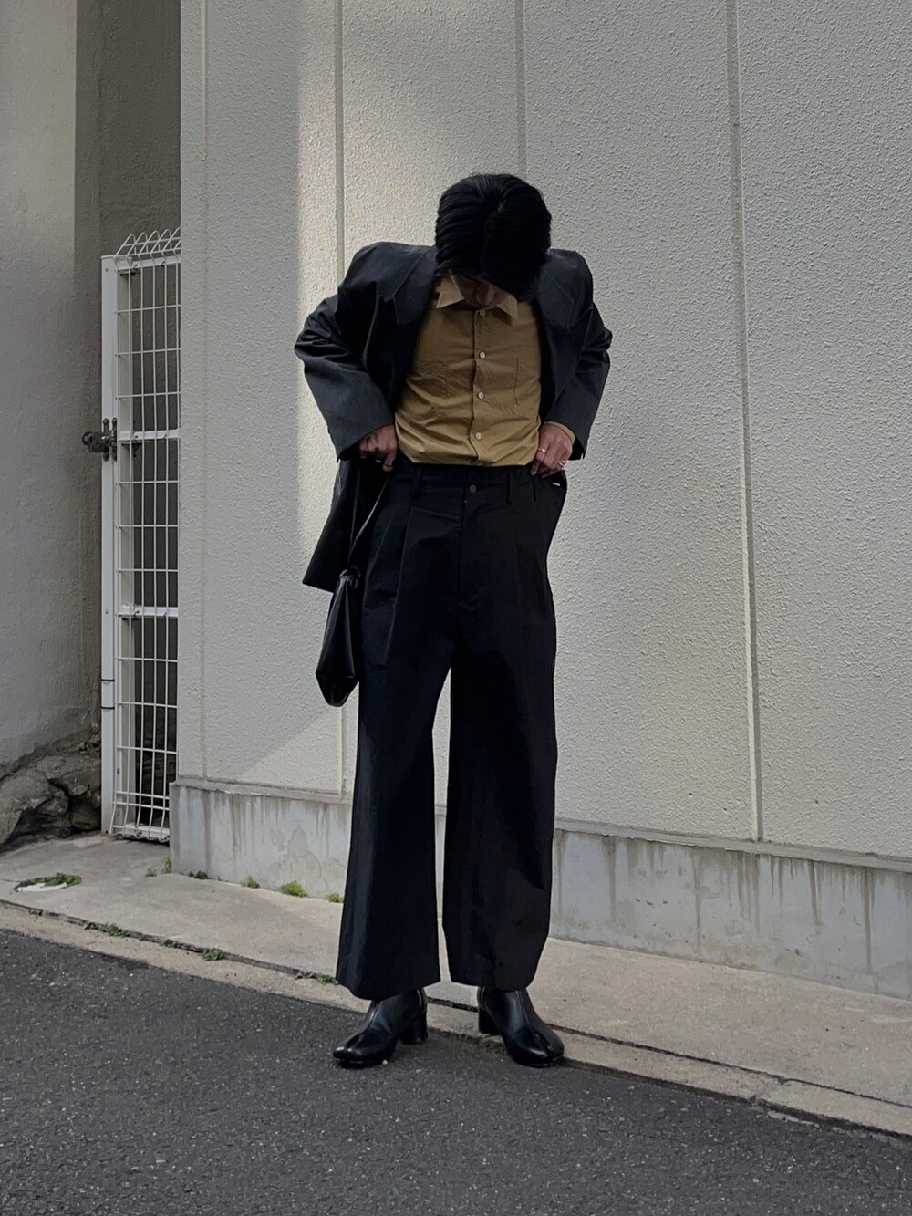 「シンプル、メンズファッション、今日のコーデ、おしゃれさんと繋がりたい、シャツスタイル、キレイめ、冬、モード、outfit、ほめられ本命コーデ、タックパンツ、ハイウエスト、テーラードジャケット」｜「RYO TAKASHIMAのアイテム（テーラードジャケット、グレー系）」を使った、soshikiさん（メンズ・175cm）の冬コーディネートの2枚目の写真