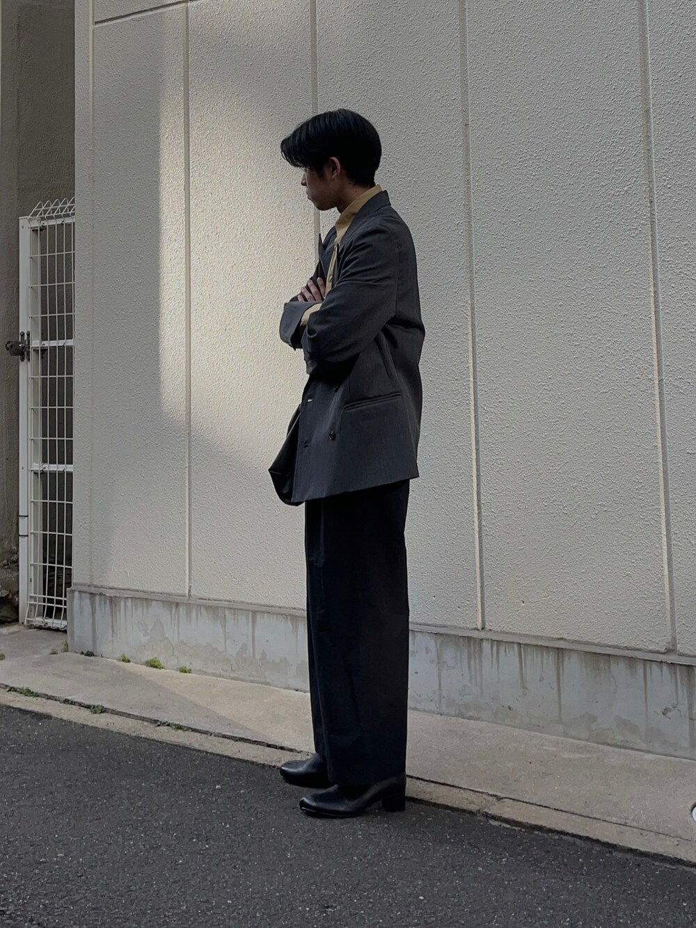 「シンプル、メンズファッション、今日のコーデ、おしゃれさんと繋がりたい、シャツスタイル、キレイめ、冬、モード、outfit、ほめられ本命コーデ、タックパンツ、ハイウエスト、テーラードジャケット」｜「RYO TAKASHIMAのアイテム（テーラードジャケット、グレー系）」を使った、soshikiさん（メンズ・175cm）の冬コーディネートの3枚目の写真