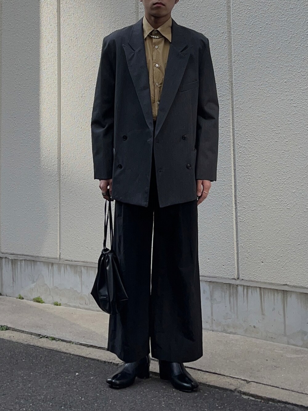 「シンプル、メンズファッション、今日のコーデ、おしゃれさんと繋がりたい、シャツスタイル、キレイめ、冬、モード、outfit、ほめられ本命コーデ、タックパンツ、ハイウエスト、テーラードジャケット」｜「RYO TAKASHIMAのアイテム（テーラードジャケット、グレー系）」を使った、soshikiさん（メンズ・175cm）の冬コーディネートの5枚目の写真