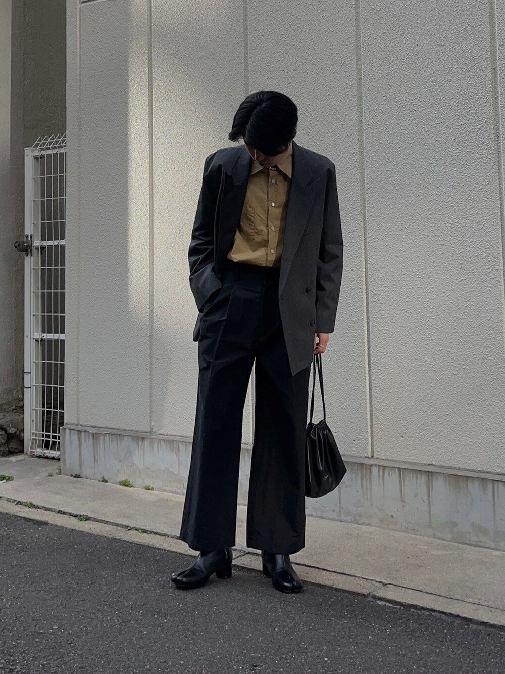 「シンプル、メンズファッション、今日のコーデ、おしゃれさんと繋がりたい、シャツスタイル、キレイめ、冬、モード、outfit、ほめられ本命コーデ、タックパンツ、ハイウエスト、テーラードジャケット」｜「RYO TAKASHIMAのアイテム（テーラードジャケット、グレー系）」を使った、soshikiさん（メンズ・175cm）の冬コーディネートの4枚目の写真