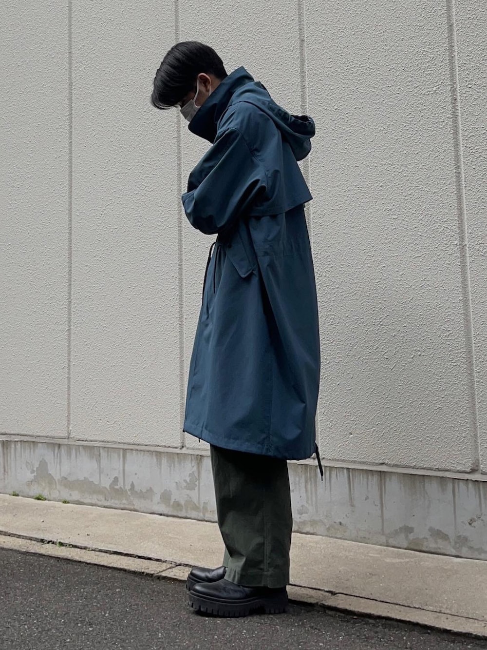 ブルー系のその他アウター、グリーン系のその他パンツ、ブラック系のブーツを着用したメンズの冬コーディネートの3枚目の写真
