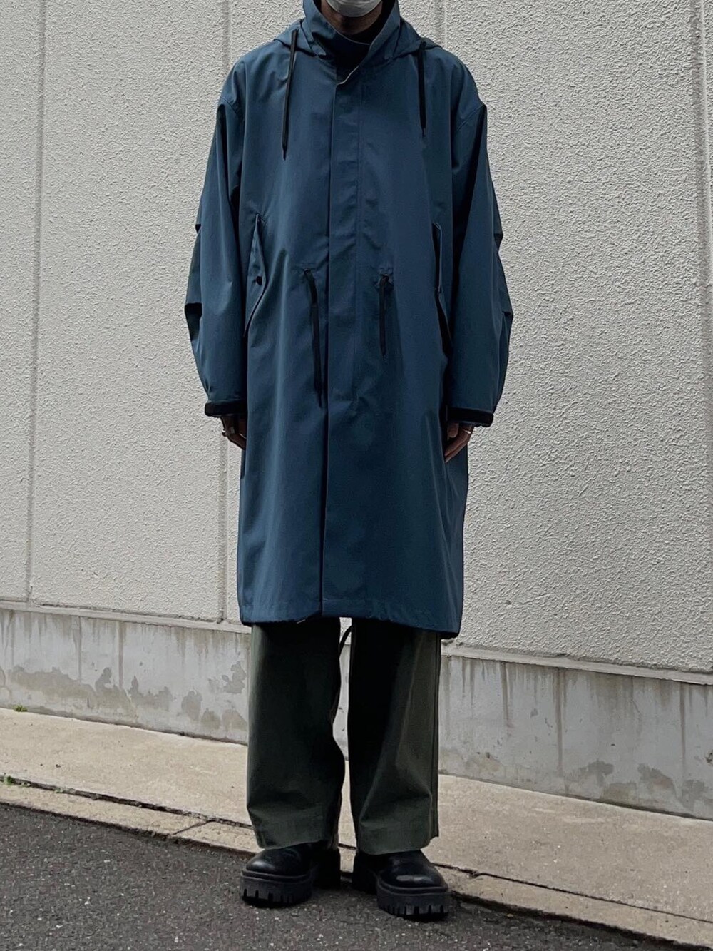 ブルー系のその他アウター、グリーン系のその他パンツ、ブラック系のブーツを着用したメンズの冬コーディネートの4枚目の写真