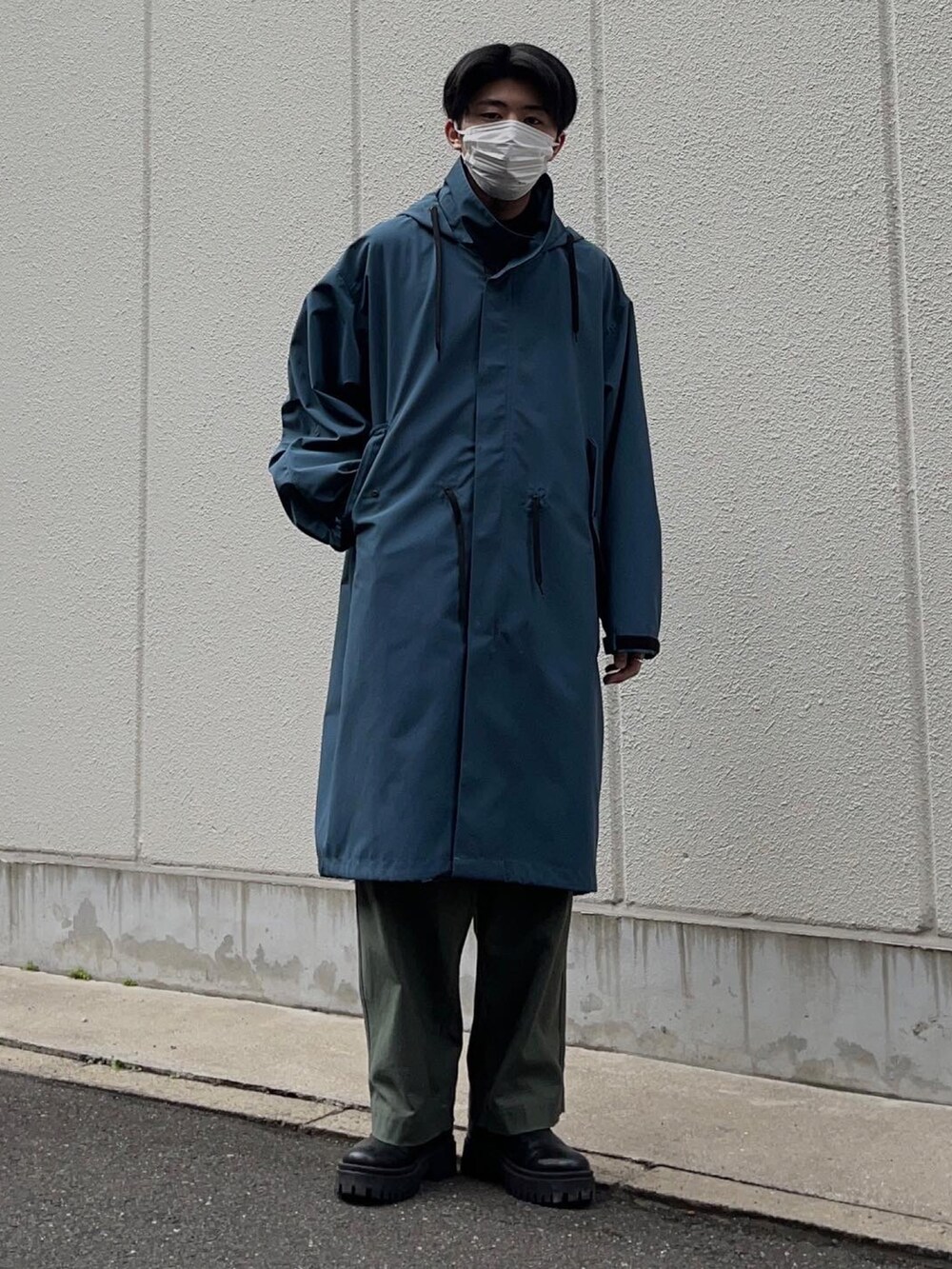 ブルー系のその他アウター、グリーン系のその他パンツ、ブラック系のブーツを着用したメンズの冬コーディネートの2枚目の写真
