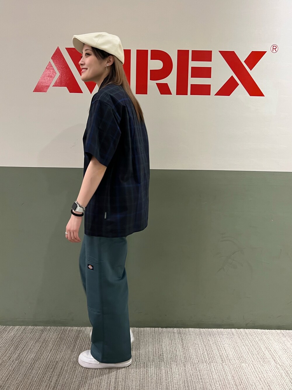 ブルー系のシャツ/ブラウス、グリーン系のチノパンツ、ホワイト系のハンチング/ベレー帽を着用したレディースの春コーディネートの2枚目の写真