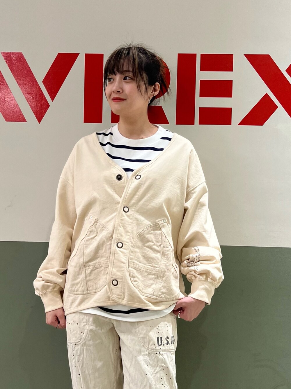 ベージュ系のデニムパンツ、その他のTシャツ/カットソー、ベージュ系のカーディガン/ボレロを着用したレディースの春コーディネートの2枚目の写真