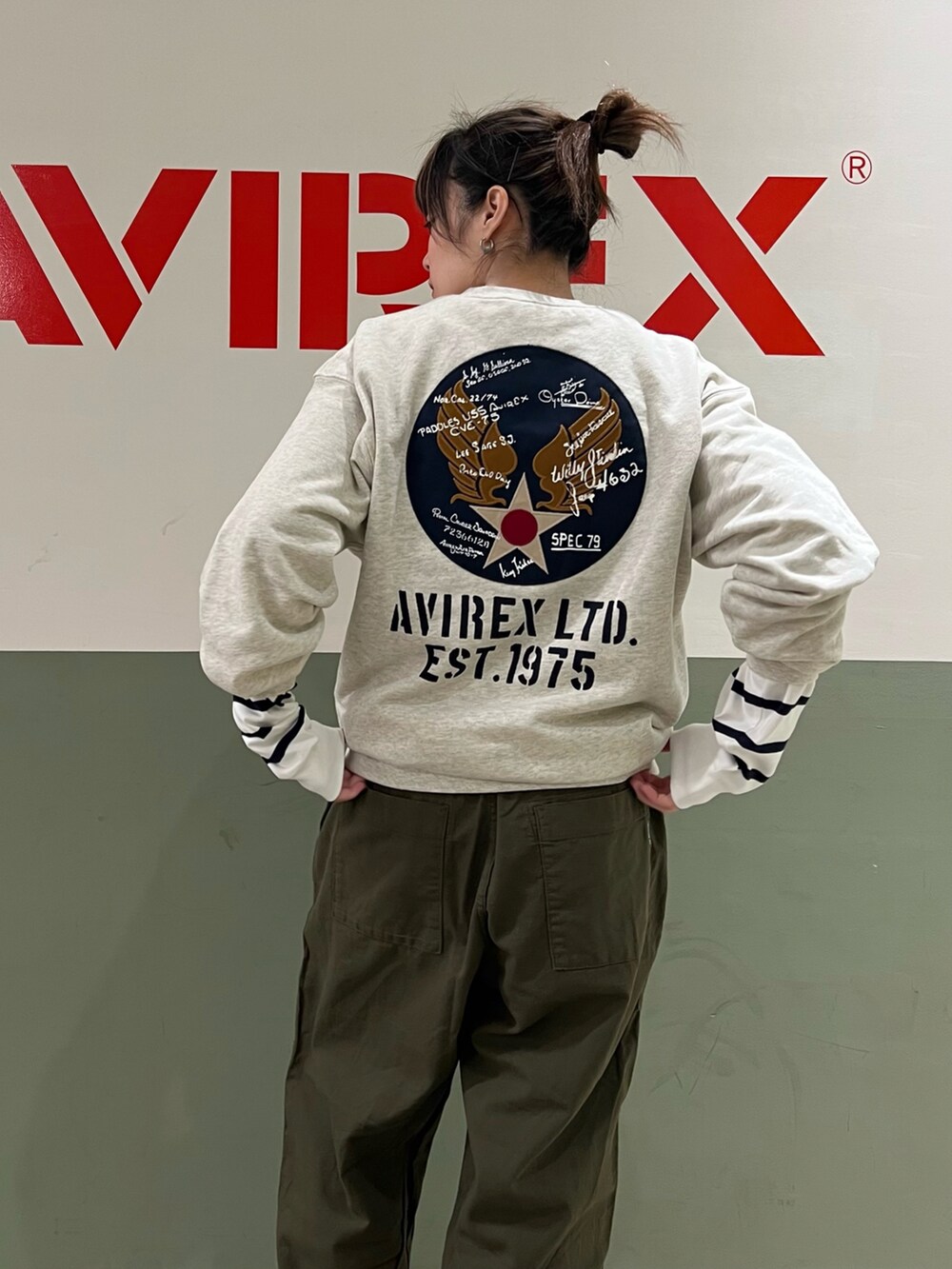 ベージュ系のスウェット、その他のTシャツ/カットソー、グリーン系のパンツを着用したレディースの春コーディネートの2枚目の写真