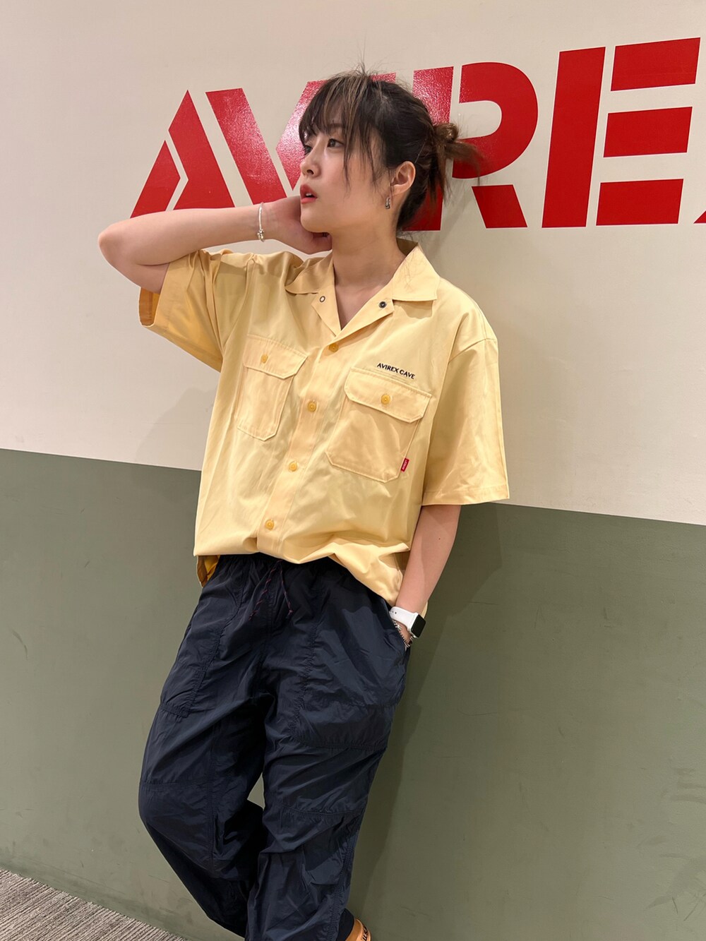 イエロー系のシャツ/ブラウス、ゴールド系のスニーカー、ブルー系のその他パンツを着用したレディースの春コーディネートの3枚目の写真