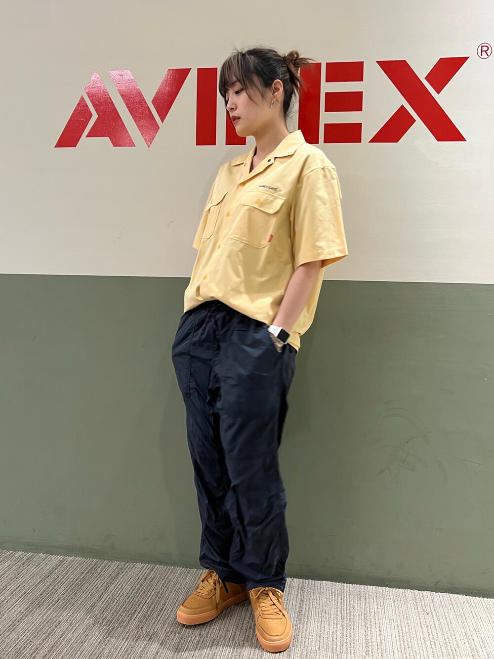 イエロー系のシャツ/ブラウス、ゴールド系のスニーカー、ブルー系のその他パンツを着用したレディースの春コーディネートの2枚目の写真