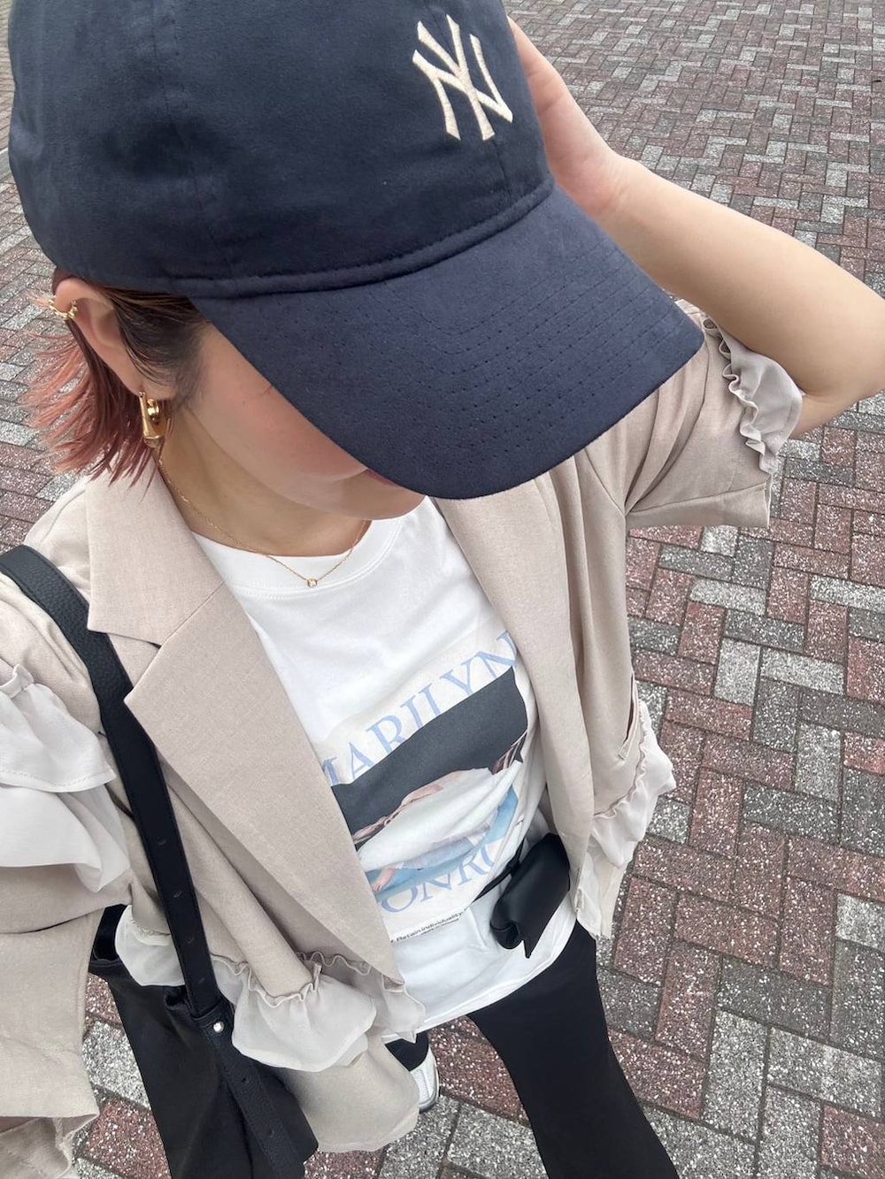 ベージュ系のテーラードジャケット、ホワイト系のTシャツ/カットソー、ブラック系のその他パンツを着用したレディースの夏コーディネートの4枚目の写真
