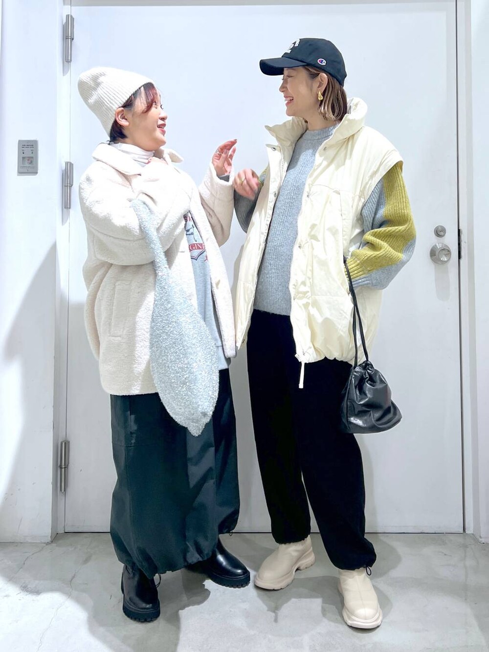 グレー系のスウェット、ホワイト系のTシャツ/カットソー、ホワイト系のその他アウターを着用したレディースの冬コーディネートの2枚目の写真