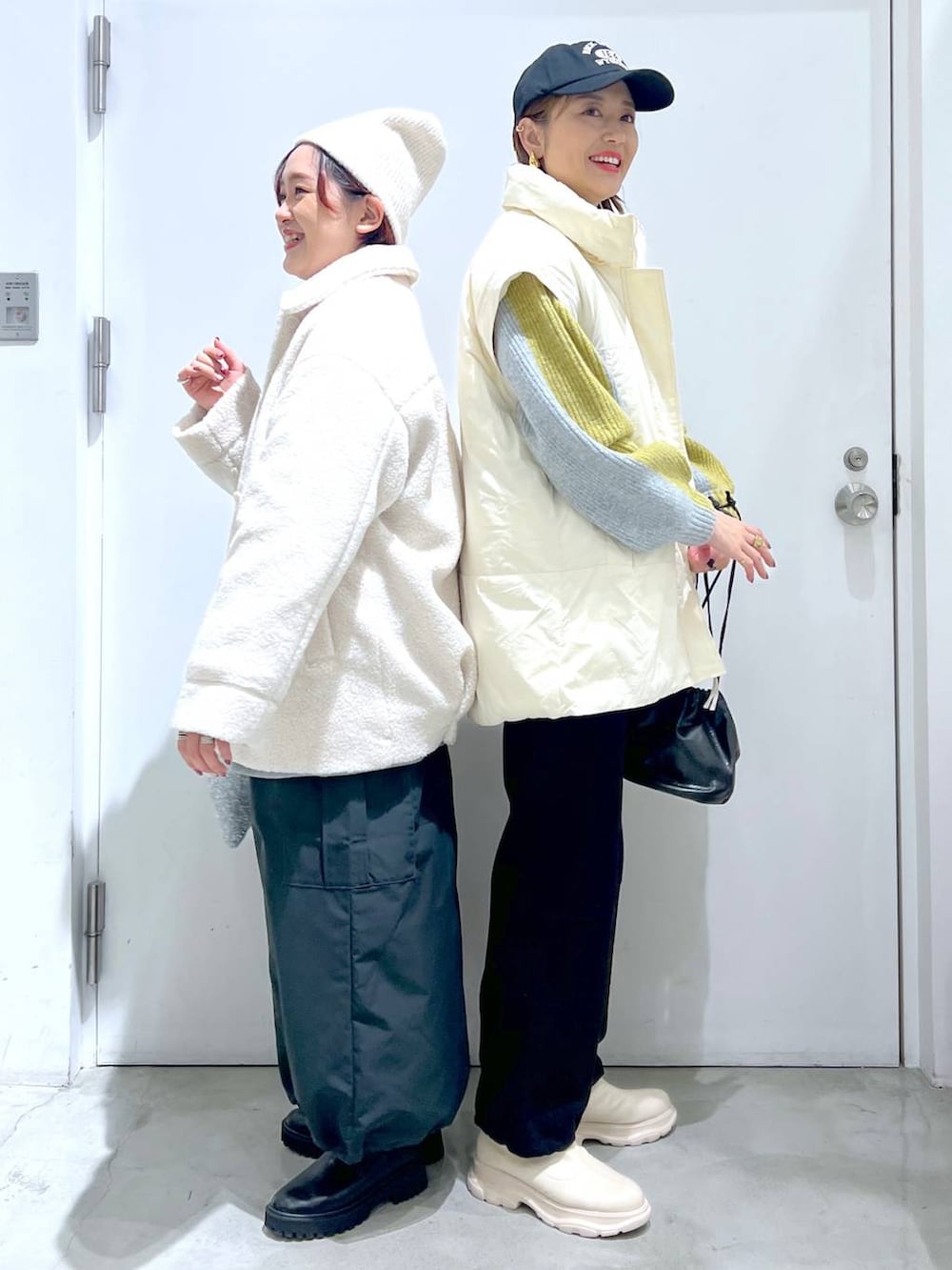 グレー系のスウェット、ホワイト系のTシャツ/カットソー、ホワイト系のその他アウターを着用したレディースの冬コーディネートの3枚目の写真