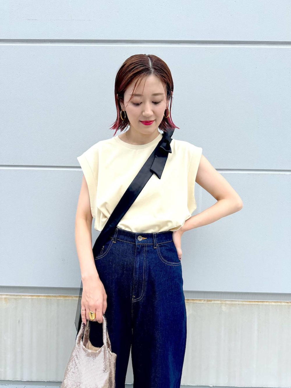 「LAKOLE、着痩せ・細見え、高見え、体型カバー、ママコーデ、高身長、LEPSIM、デニムパンツ、apart by lowrys」｜「LAKOLEのアソートリボンショルダー / 103865（スマホグッズ、ブラック系）」を使った、m.a.k.oさん（レディース・166cm）の夏コーディネートの2枚目の写真