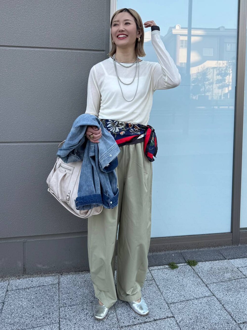 「着痩せ・細見え、高見え、体型カバー、ママコーデ、高身長、LEPSIM、高身長_LEPSIM、30代_LEPSIM」｜「LEPSIMのZIPショートデニムジャケット　286815（デニムジャケット、ブルー系）」を使った、m.a.k.oさん（レディース・166cm）の春コーディネートの2枚目の写真