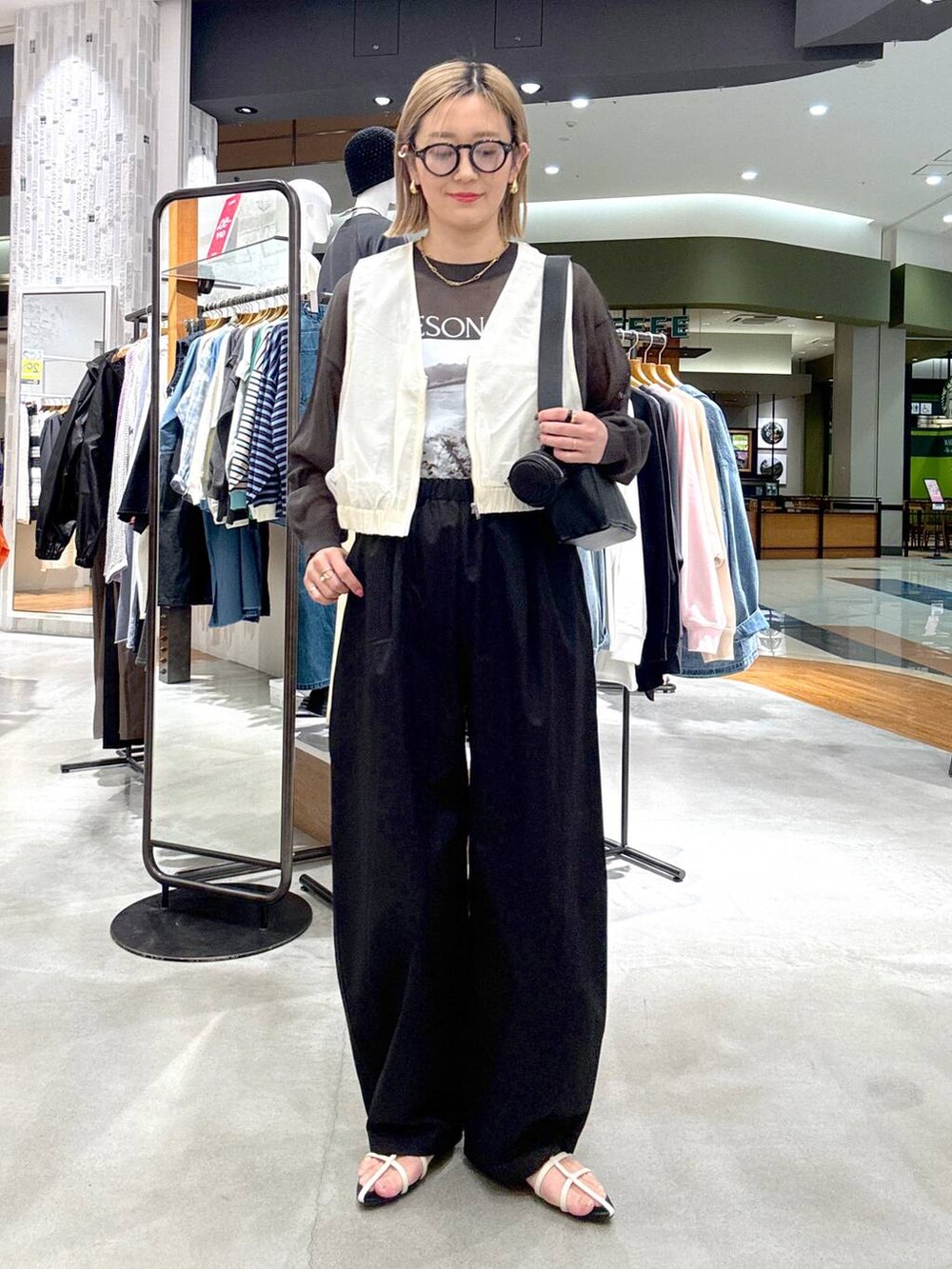「着痩せ・細見え、高見え、体型カバー、ママコーデ、高身長、LEPSIM、高身長_LEPSIM、30代_LEPSIM」｜「LEPSIMのフェイクレザーレクタングルショルダー　289669（ショルダーバッグ、ブラック系）」を使った、m.a.k.oさん（レディース・166cm）の春コーディネートの2枚目の写真