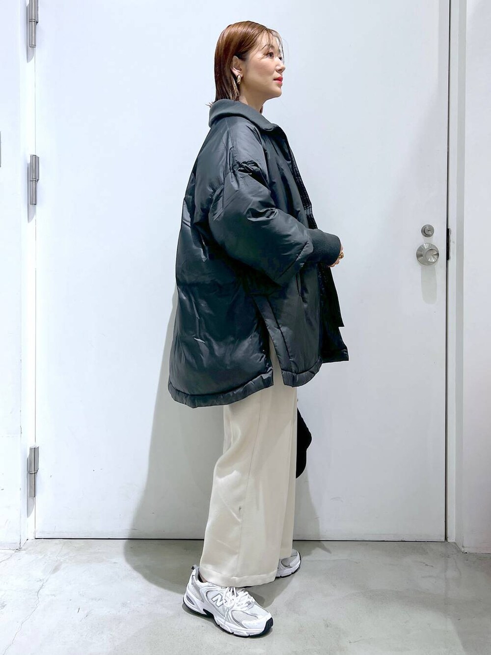 「体型カバー、ママコーデ、高身長、LEPSIM、LOWRYS FARM、ワイドパンツ、ニット、着痩せ・細見え、高見え」｜「LOWRYS FARMのスタンドリブポンチョ　 963695（ポンチョ、グレー系）」を使った、m.a.k.oさん（レディース・166cm）の冬コーディネートの2枚目の写真