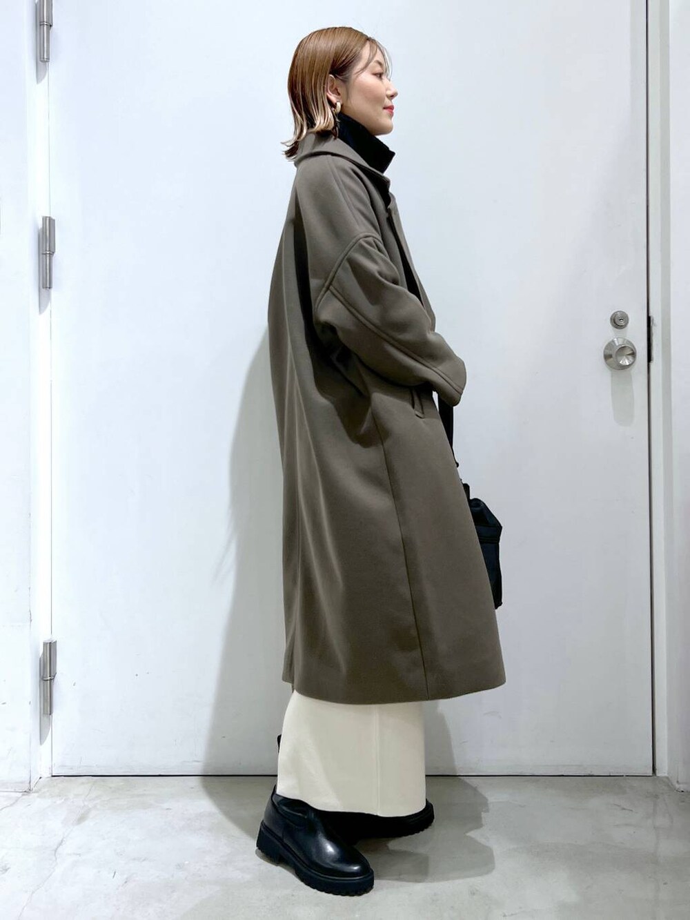 「高見え、体型カバー、ママコーデ、高身長、LEPSIM、着痩せ・細見え、コート、スカート、ニット」｜「LEPSIMのウーリーダブルロングコート　183990（チェスターコート、グリーン系）」を使った、m.a.k.oさん（レディース・166cm）の冬コーディネートの2枚目の写真