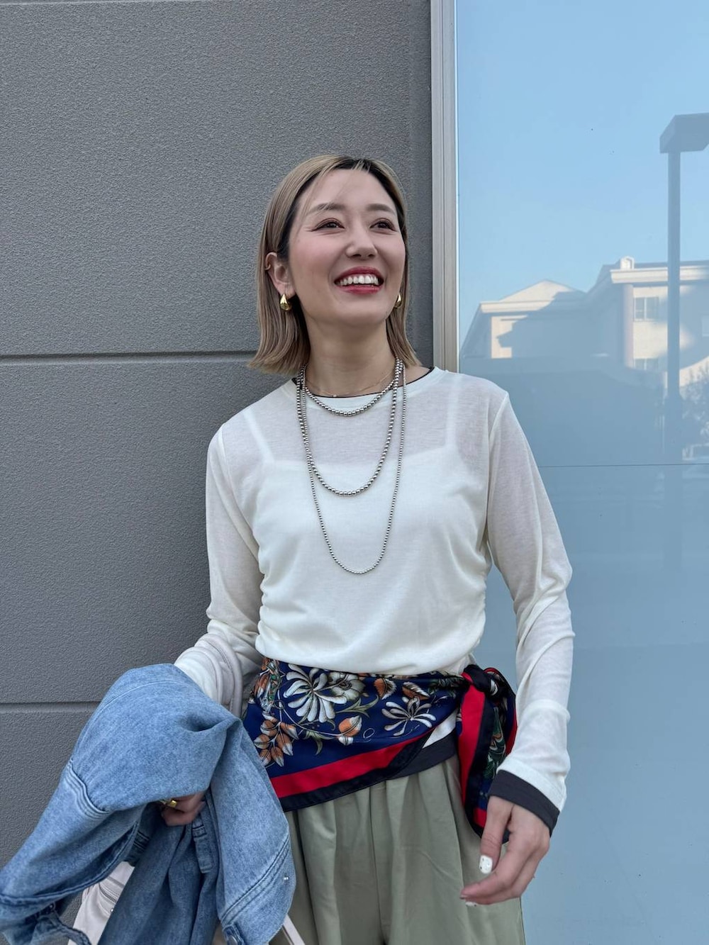 「着痩せ・細見え、高見え、体型カバー、ママコーデ、高身長、LEPSIM、高身長_LEPSIM、30代_LEPSIM」｜「LEPSIMのZIPショートデニムジャケット　286815（デニムジャケット、ブルー系）」を使った、m.a.k.oさん（レディース・166cm）の春コーディネートの4枚目の写真