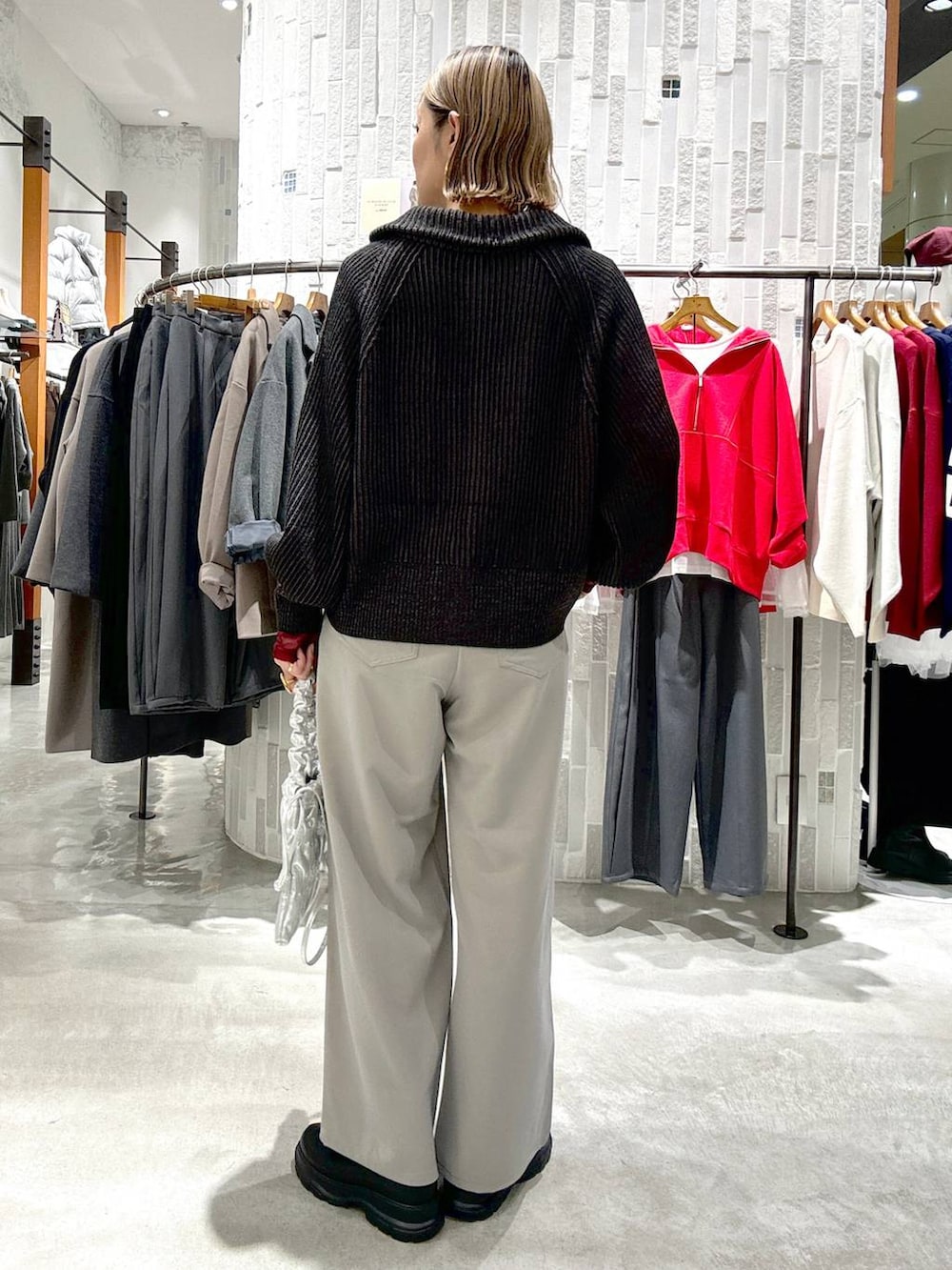 ブラック系のカーディガン/ボレロ、ブラック系のTシャツ/カットソー、ブラック系のブーツを着用したレディースの冬コーディネートの3枚目の写真