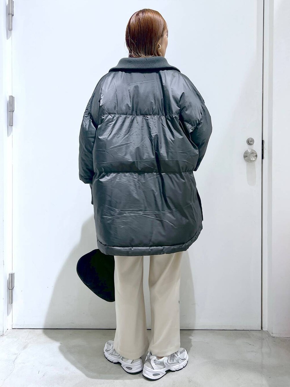 「体型カバー、ママコーデ、高身長、LEPSIM、LOWRYS FARM、ワイドパンツ、ニット、着痩せ・細見え、高見え」｜「LOWRYS FARMのスタンドリブポンチョ　 963695（ポンチョ、グレー系）」を使った、m.a.k.oさん（レディース・166cm）の冬コーディネートの3枚目の写真