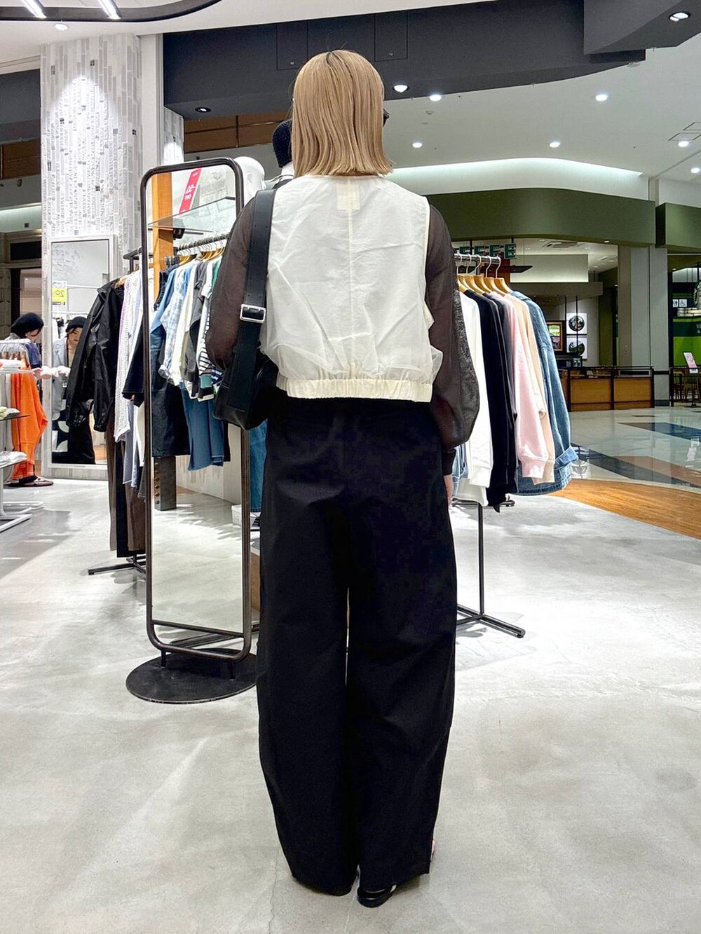 「着痩せ・細見え、高見え、体型カバー、ママコーデ、高身長、LEPSIM、高身長_LEPSIM、30代_LEPSIM」｜「LEPSIMのフェイクレザーレクタングルショルダー　289669（ショルダーバッグ、ブラック系）」を使った、m.a.k.oさん（レディース・166cm）の春コーディネートの4枚目の写真