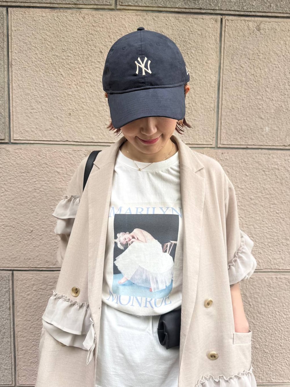 ベージュ系のテーラードジャケット、ホワイト系のTシャツ/カットソー、ブラック系のその他パンツを着用したレディースの夏コーディネートの3枚目の写真