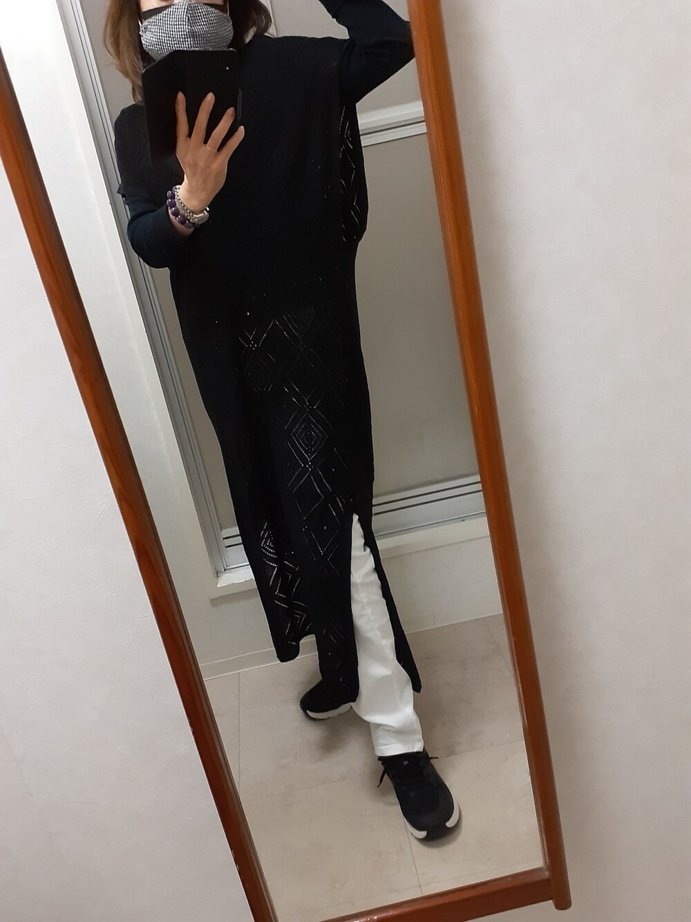 ブラック系のワンピース/ドレス、ブラック系のスニーカーを着用したレディースの春コーディネートの2枚目の写真