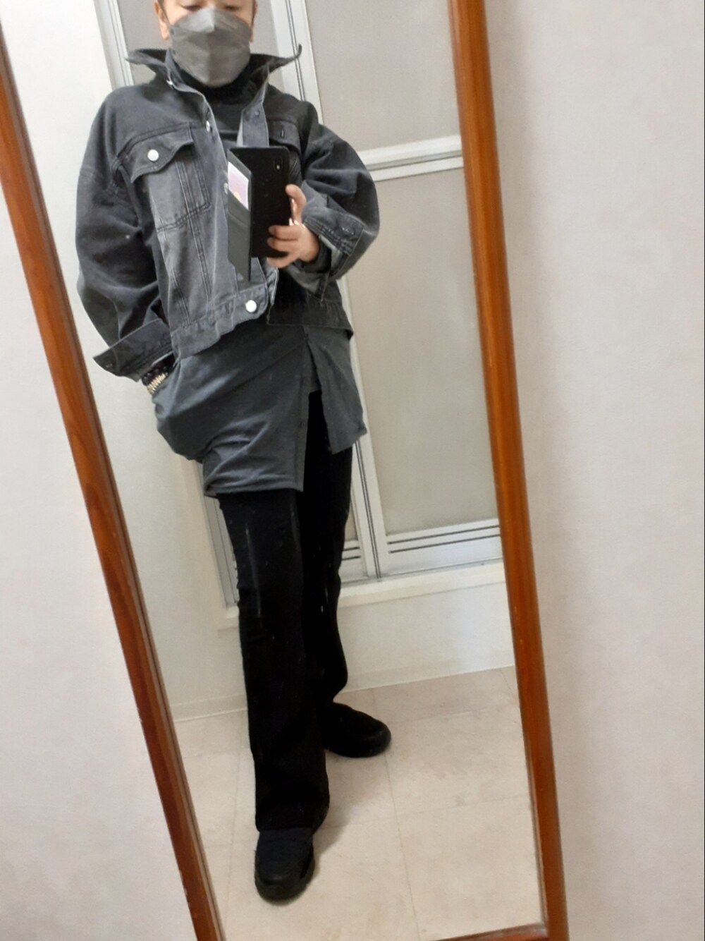 「しまむらのアイテム（デニムジャケット、ブラック系）」を使った、ribenjicyanさん（レディース・154cm）の春コーディネートの2枚目の写真