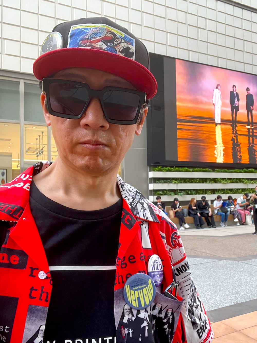 「初夏コーデ、キャップ、NEW ERA、ブラック、レッド、ライブTシャツ、オープンカラーシャツ、WACKO MARIA、TM NETWORK、リーバイス、デニム、厚底スニーカー、サングラス、いいね、save、フォローお願いします🤑、ロゴT」｜「NEW ERAのアイテム（キャップ、ブラック系）」を使った、☠️HiRoC☠️さん（メンズ・171cm）の春コーディネートの3枚目の写真