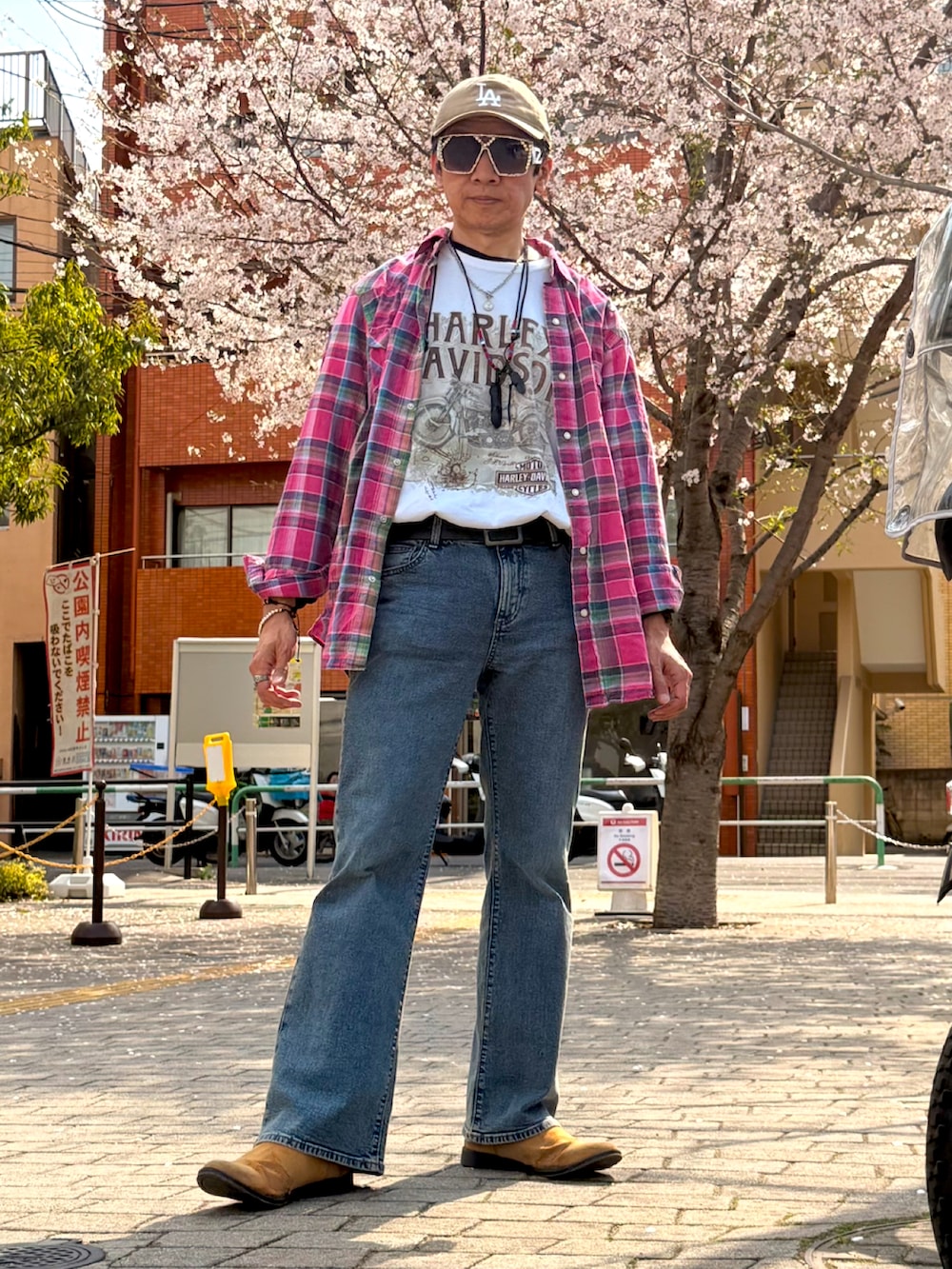 ホワイト系のTシャツ/カットソー、ブルー系のデニムパンツ、ブラウン系のブーツを着用したメンズの春コーディネートの5枚目の写真