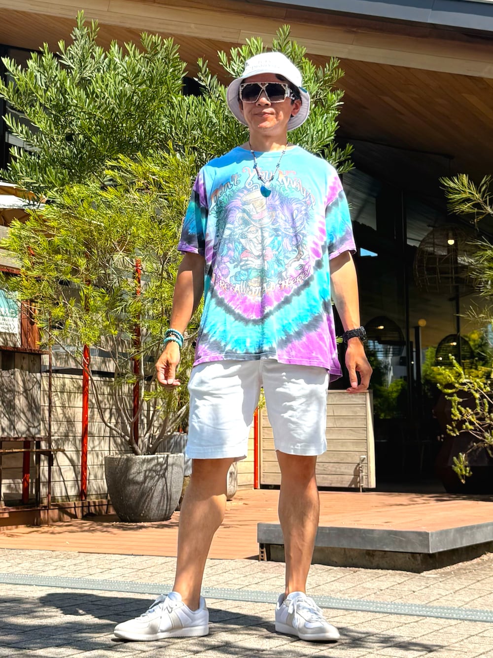 ブルー系のシャツ/ブラウス、ブルー系のTシャツ/カットソー、ホワイト系のその他パンツを着用したメンズの夏コーディネートの3枚目の写真