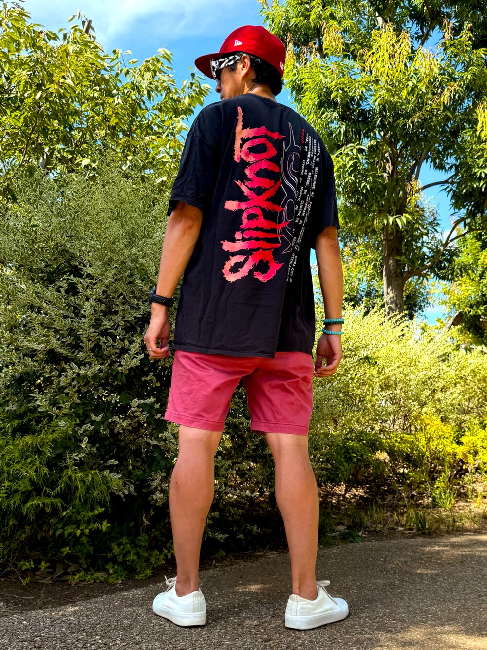 ブラック系のTシャツ/カットソー、レッド系のその他パンツ、ホワイト系のスニーカーを着用したメンズの秋コーディネートの3枚目の写真