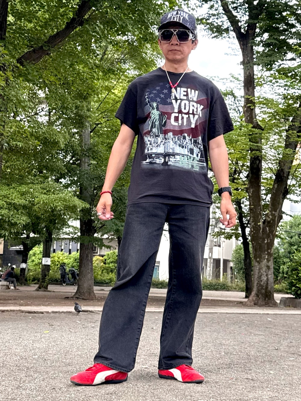 レッド系のスニーカー、ブラック系のTシャツ/カットソー、ホワイト系のシャツ/ブラウスを着用したメンズの春コーディネートの4枚目の写真