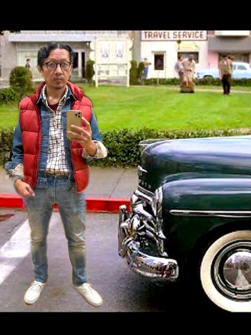 レッド系のベスト、ベージュ系のシャツ/ブラウス、ブルー系のデニムジャケットを着用したメンズの秋コーディネートの5枚目の写真