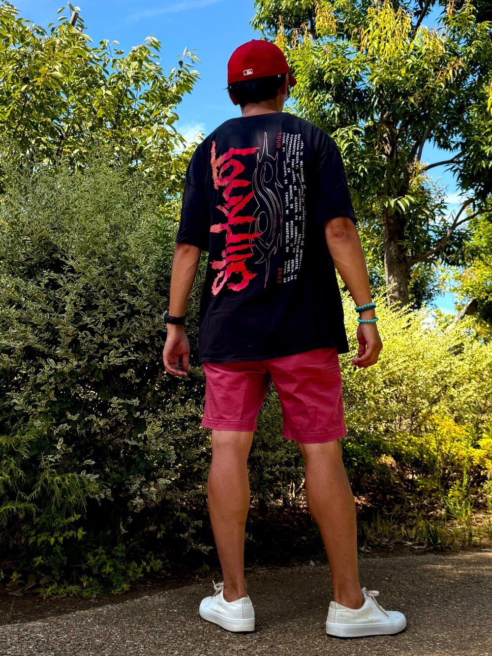 ブラック系のTシャツ/カットソー、レッド系のその他パンツ、ホワイト系のスニーカーを着用したメンズの秋コーディネートの2枚目の写真