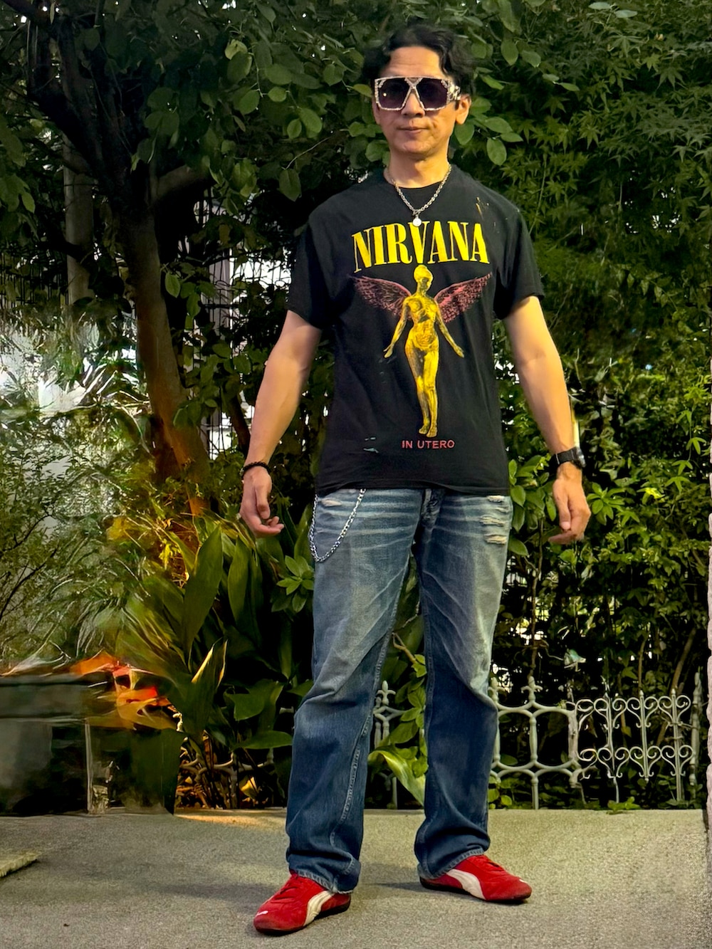 レッド系のスニーカー、ブラック系のシャツ/ブラウス、ブラック系のTシャツ/カットソーを着用したメンズの秋コーディネートの2枚目の写真