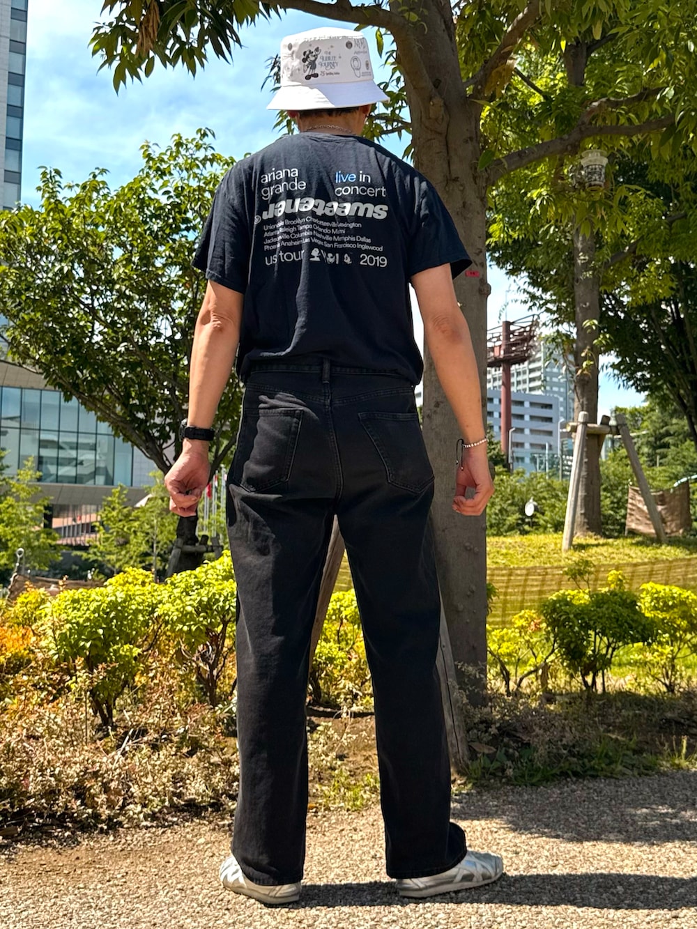 シルバー系のスニーカー、ブラック系のTシャツ/カットソー、ブルー系のシャツ/ブラウスを着用したメンズの夏コーディネートの3枚目の写真