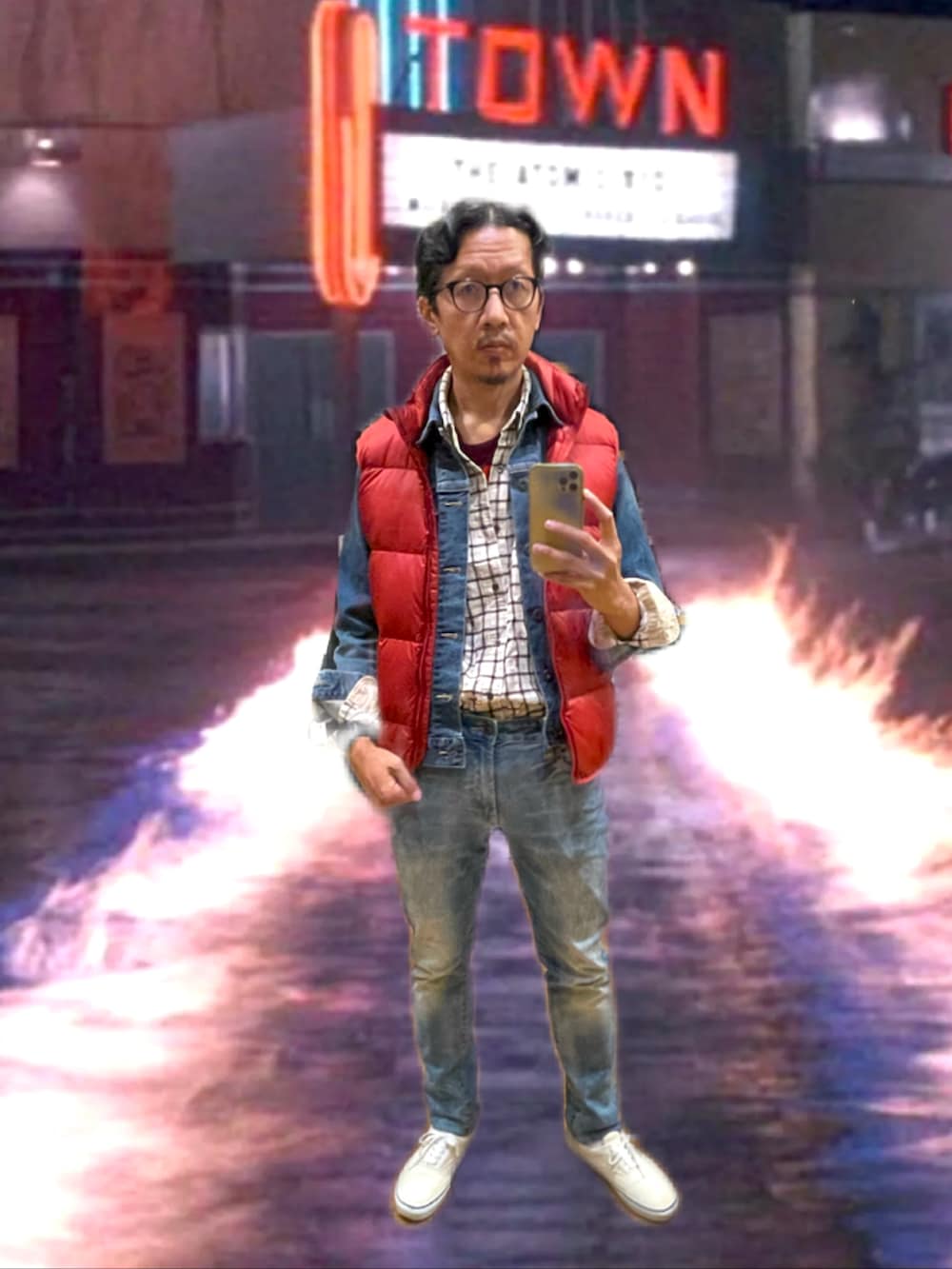 レッド系のベスト、ベージュ系のシャツ/ブラウス、ブルー系のデニムジャケットを着用したメンズの秋コーディネートの3枚目の写真