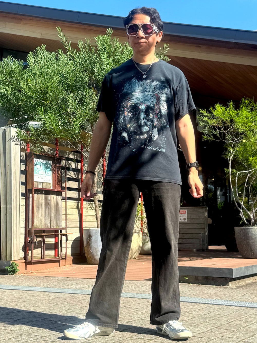 シルバー系のスニーカー、ブラック系のTシャツ/カットソー、ブラック系のシャツ/ブラウスを着用したメンズの秋コーディネートの2枚目の写真