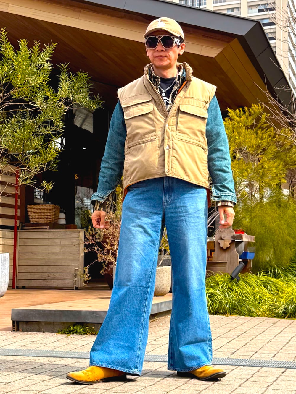 ブルー系のデニムジャケット、ベージュ系のシャツ/ブラウス、ベージュ系のベストを着用したメンズの春コーディネートの3枚目の写真