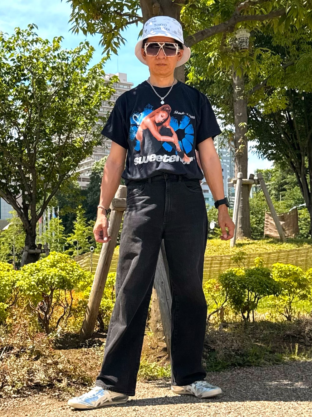 シルバー系のスニーカー、ブラック系のTシャツ/カットソー、ブルー系のシャツ/ブラウスを着用したメンズの夏コーディネートの2枚目の写真