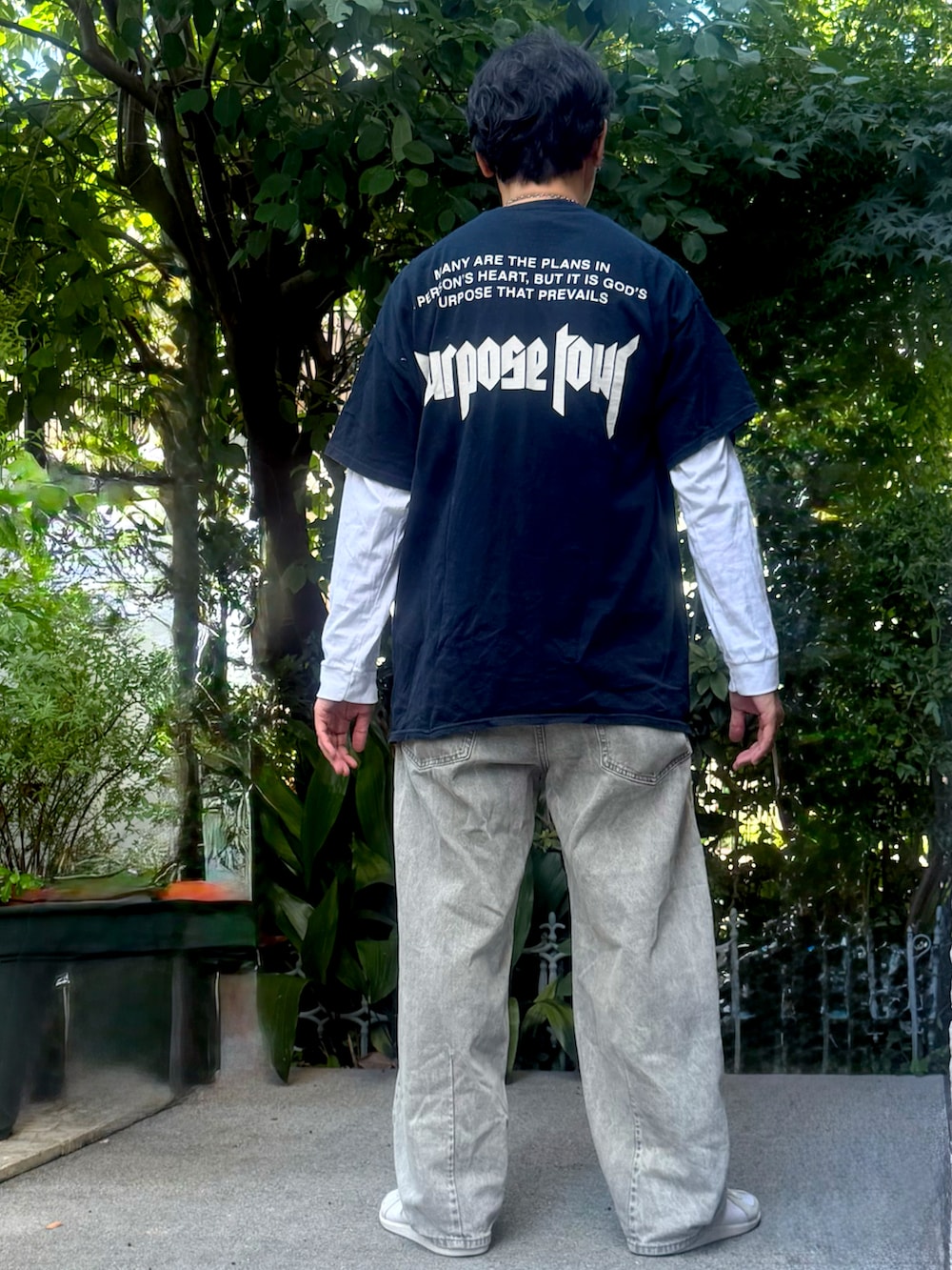 ブラック系のTシャツ/カットソー、ホワイト系のTシャツ/カットソー、グレー系のデニムパンツを着用したメンズの秋コーディネートの3枚目の写真