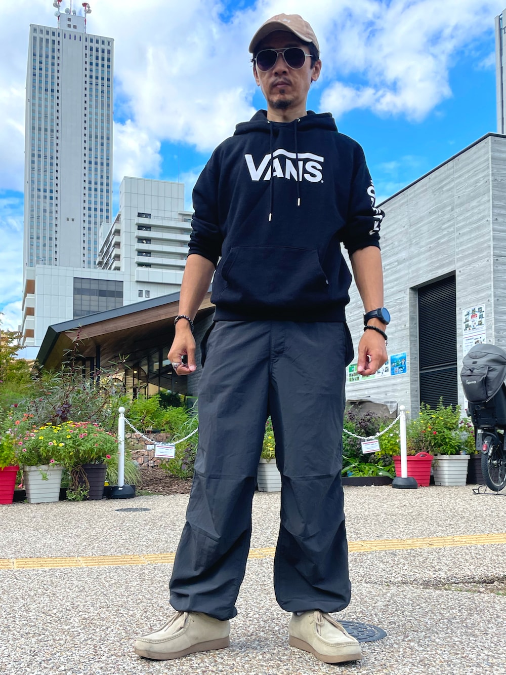 ブラック系のパーカー、グレー系のカーゴパンツ、ベージュ系のモカシン/デッキシューズを着用したメンズの秋コーディネートの2枚目の写真