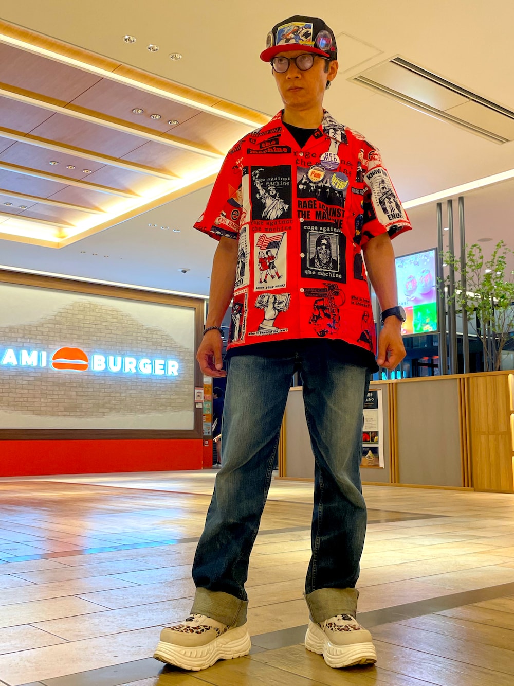 「初夏コーデ、キャップ、NEW ERA、ブラック、レッド、ライブTシャツ、オープンカラーシャツ、WACKO MARIA、TM NETWORK、リーバイス、デニム、厚底スニーカー、サングラス、いいね、save、フォローお願いします🤑、ロゴT」｜「NEW ERAのアイテム（キャップ、ブラック系）」を使った、☠️HiRoC☠️さん（メンズ・171cm）の春コーディネートの2枚目の写真