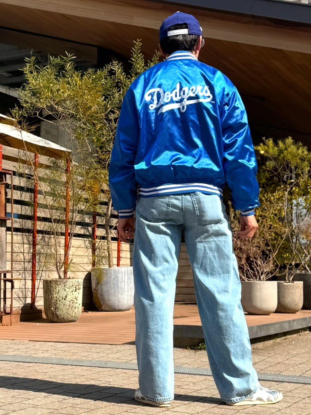 ブルー系のカーディガン/ボレロ、ブルー系のシャツ/ブラウス、ブルー系のスタジャンを着用したメンズの春コーディネートの2枚目の写真